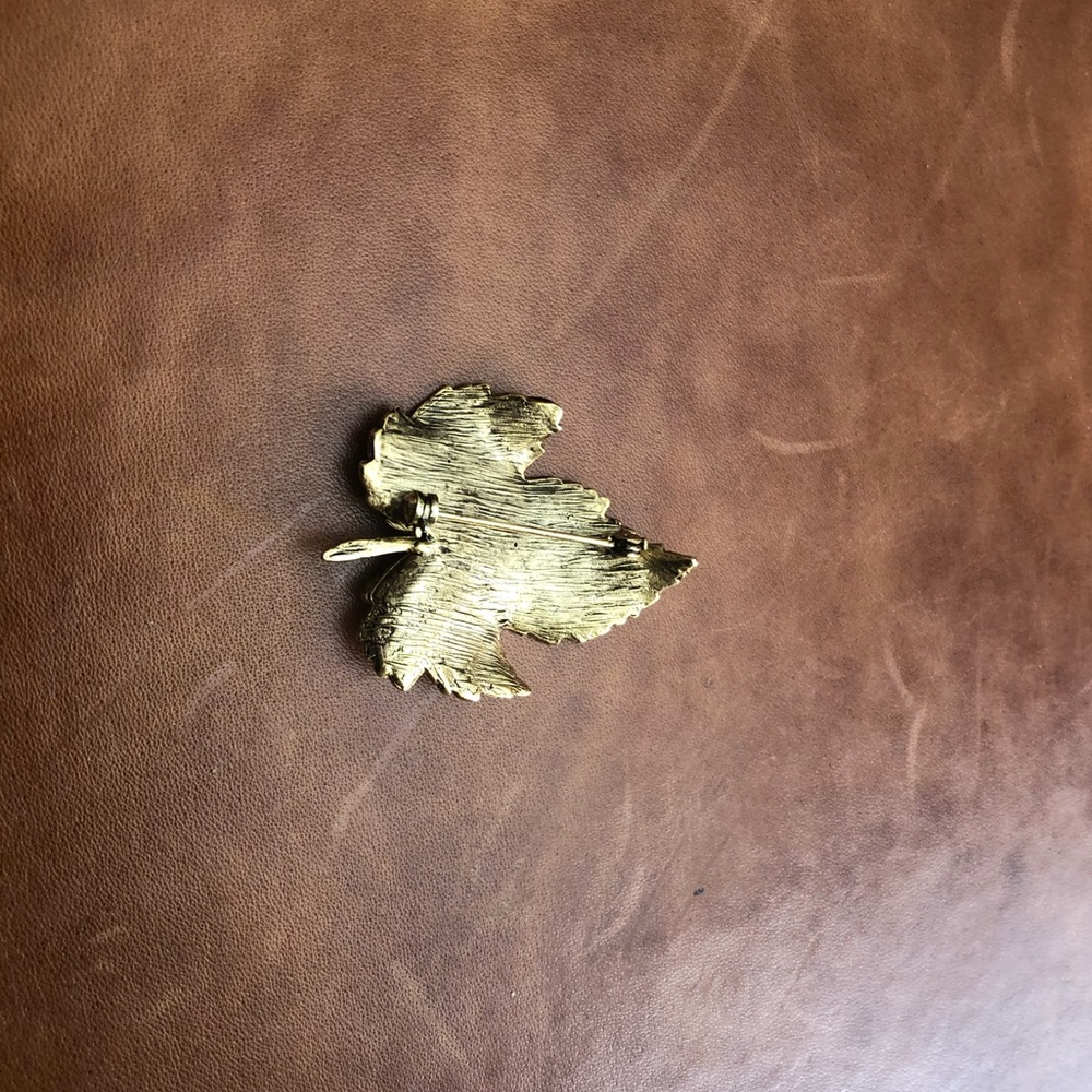 Maple leaf Brooch - Picture 2 of 2